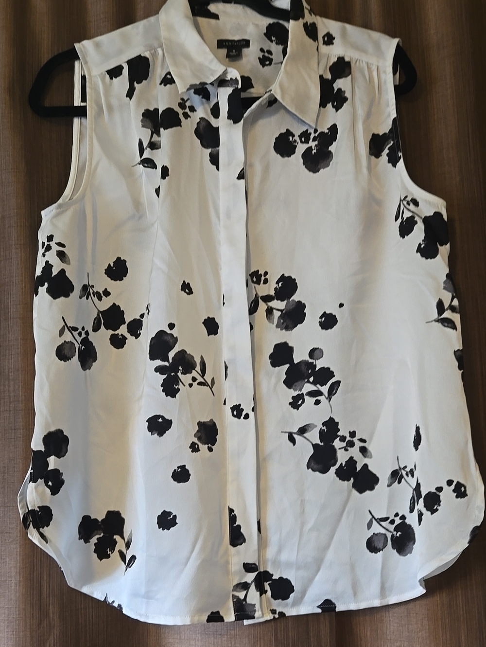Ann Taylor White Sleeveless Button-Down Top with Black Floral Print